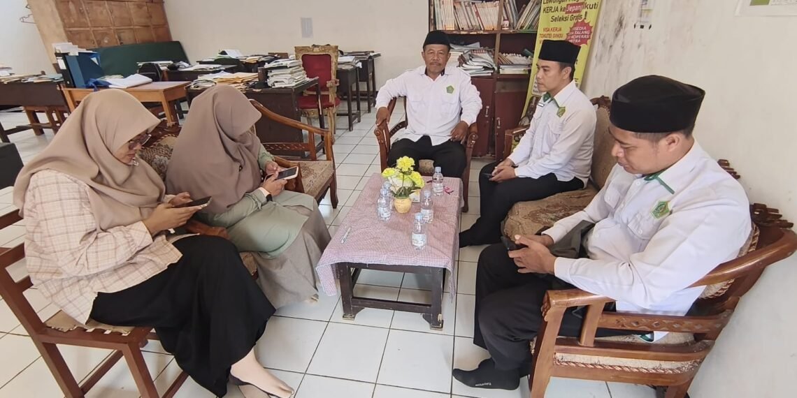 Tim Sosialisasi KUA Ciambar Edukasi Siswa SMK TECMA tentang Gerakan Nasional Indonesia Berkiblat