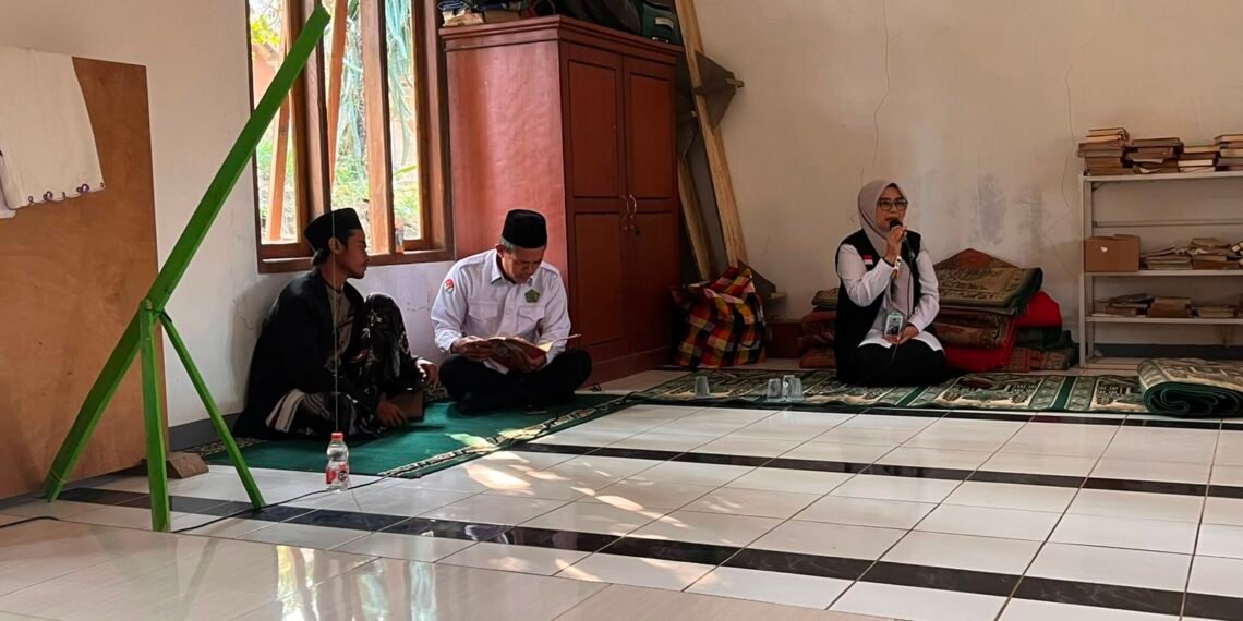 Penyuluh Agama Islam KUA Jampangkulon Sosialisasikan Gerakan Nasional Indonesia Berkiblat di Majelis Taklim Nurul Hidayah