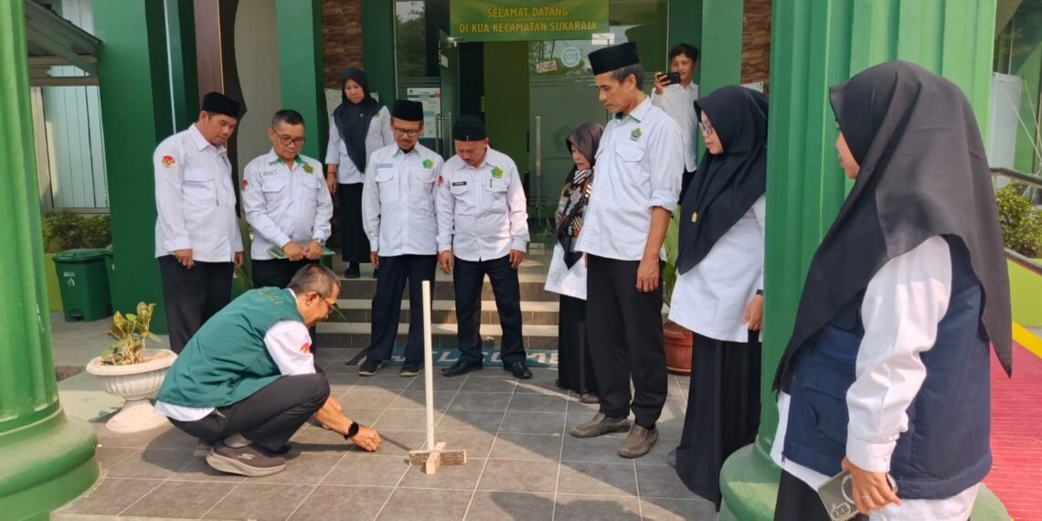 KUA Sukaraja Gelar Simulasi Penentuan Arah Kiblat Jelang Gerakan Nasional Indonesia Berkiblat