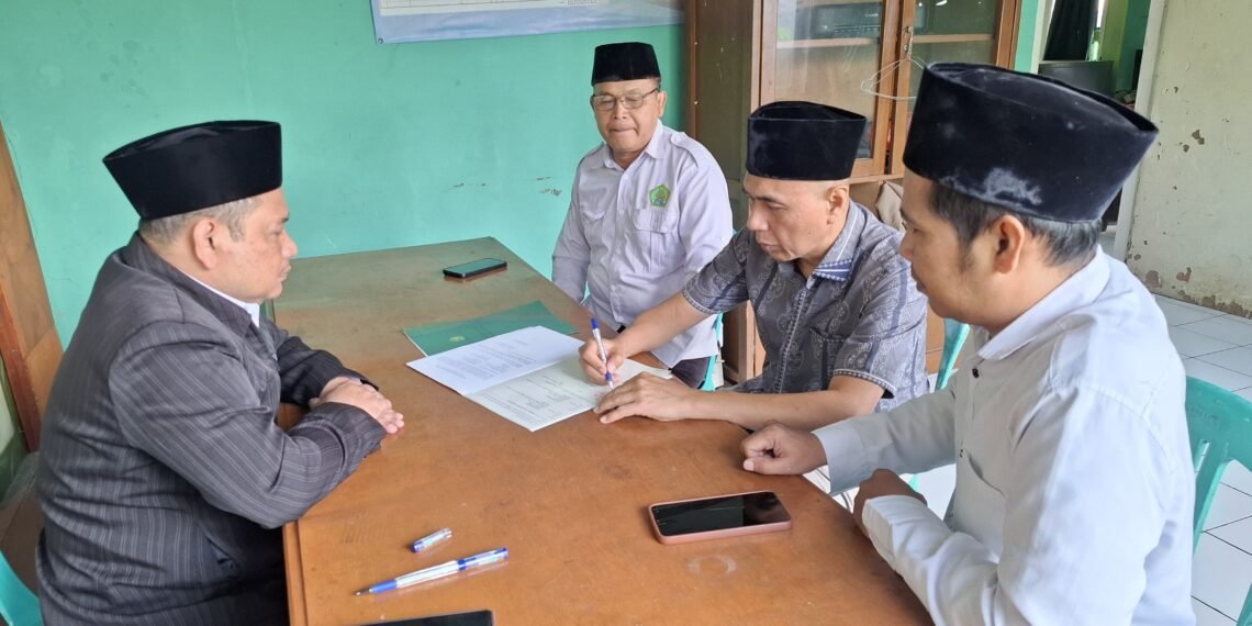 KUA Waluran Fasilitasi Penandatanganan Pengganti Akta Ikrar Wakaf untuk Ponpes Hidayatussyarif
