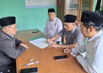 KUA Waluran Fasilitasi Penandatanganan Pengganti Akta Ikrar Wakaf untuk Ponpes Hidayatussyarif