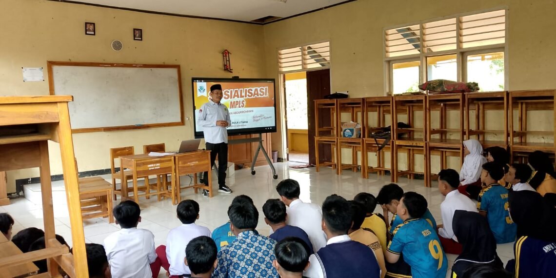 Penyuluh KUA Lengkong Bekali Peserta MPLS SMPN 3 Lengkong dengan Pendidikan Karakter dan Moderasi Beragama