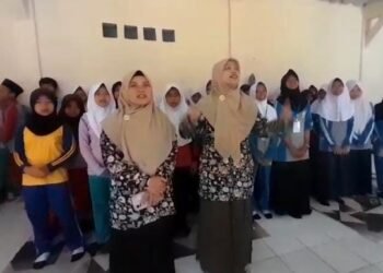 Penyuluh Agama KUA Sukalarang Sosialisasikan Rashdul Kiblat kepada Peserta MPLS MTs Al-Idris Cipetir