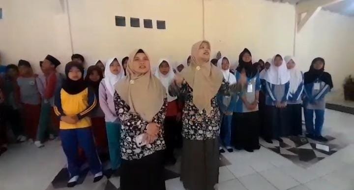Penyuluh Agama KUA Sukalarang Sosialisasikan Rashdul Kiblat kepada Peserta MPLS MTs Al-Idris Cipetir