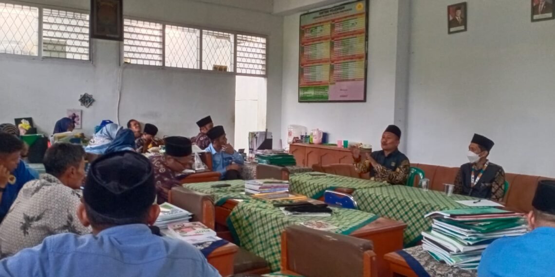 Sosialisasi Rashdul Kiblat di MIN 1 Sukabumi, Kepala KUA Parungkuda Ajak Guru Manfaatkan Fenomena Astronomis untuk Edukasi