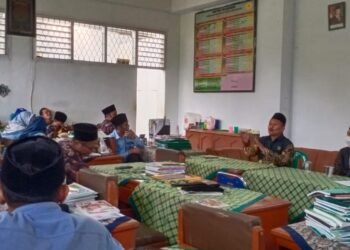 Sosialisasi Rashdul Kiblat di MIN 1 Sukabumi, Kepala KUA Parungkuda Ajak Guru Manfaatkan Fenomena Astronomis untuk Edukasi