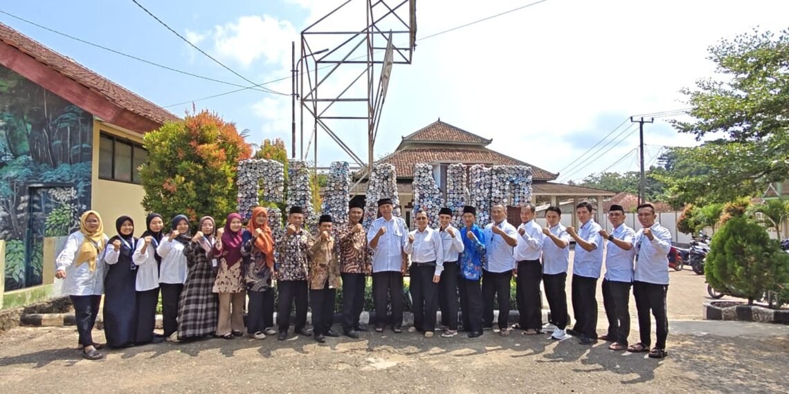 KUA Ciracap Ajak Guru SMAN 1 Ciracap Jadikan Rashdul Kiblat sebagai Media Edukasi, Deklarasikan Dukungan Gerakan Nasional Indonesia Berkiblat