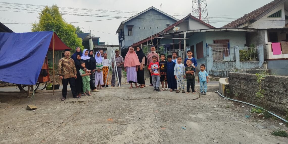 Penyuluh KUA Cidahu Edukasi Jamaah Majelis Taklim As-Sa’adah melalui Pengamatan Rashdul Kiblat