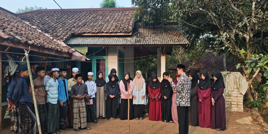 Penyuluh Agama Islam KUA Jampangtengah Ajak Santri Praktik Rashdul Kiblat untuk Sukseskan Gerakan Indonesia Berkiblat