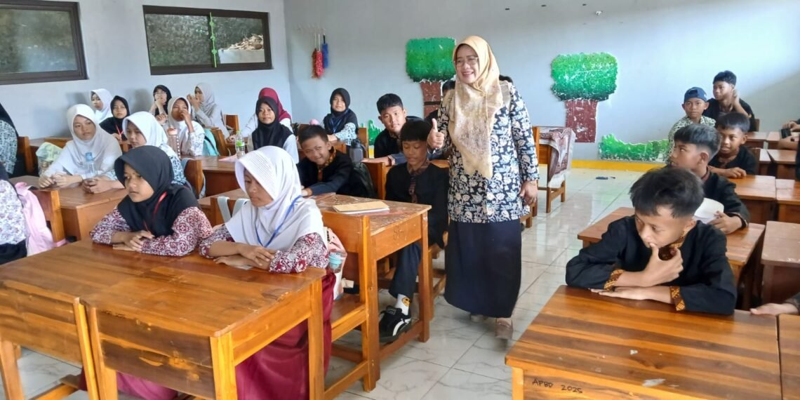 Penyuluh Agama KUA Cicurug Laksanakan Tes Baca Al-Qur’an bagi Siswa Baru SMPN 1 Cicurug