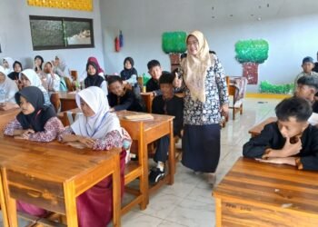 Penyuluh Agama KUA Cicurug Laksanakan Tes Baca Al-Qur’an bagi Siswa Baru SMPN 1 Cicurug