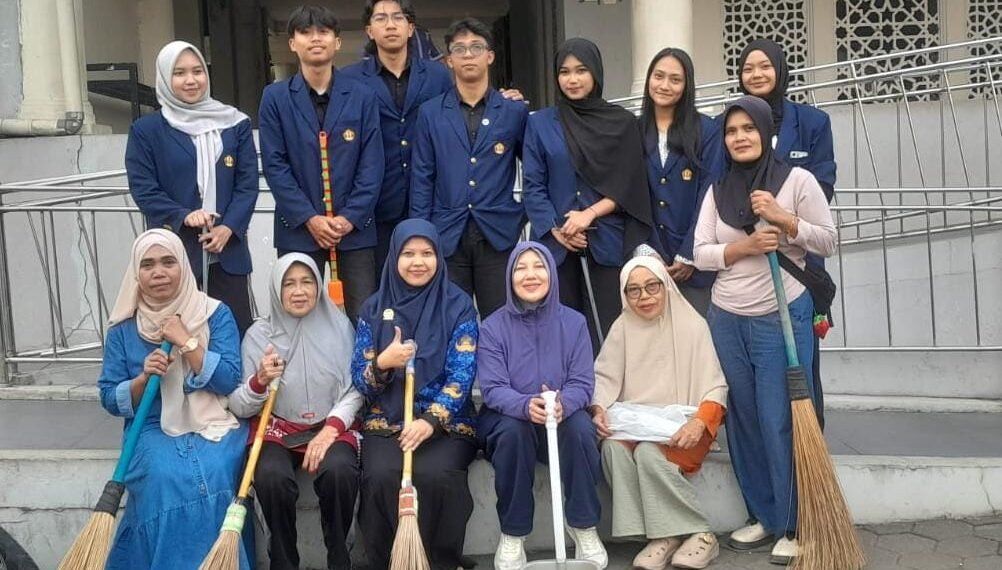 Geber Masjid di Sukalarang, KUA dan Mahasiswa KKN Unpad Gotong Royong Wujudkan Rumah Ibadah yang Bersih dan Nyaman
