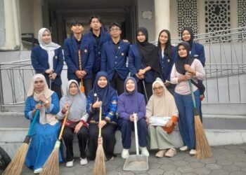 Geber Masjid di Sukalarang, KUA dan Mahasiswa KKN Unpad Gotong Royong Wujudkan Rumah Ibadah yang Bersih dan Nyaman