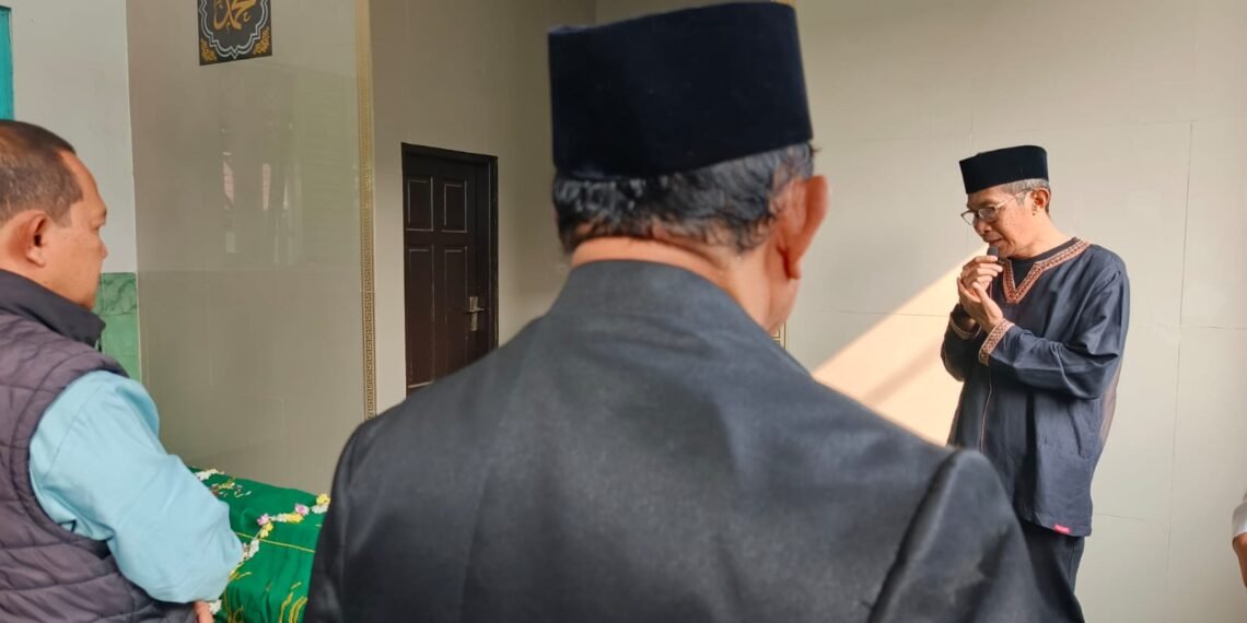 Keluarga Besar KUA Sukaraja Takziah ke Rumah Duka Iis Ropikoh, Pelaksana Pengadministrasi Perkantoran KUA Sukaraja