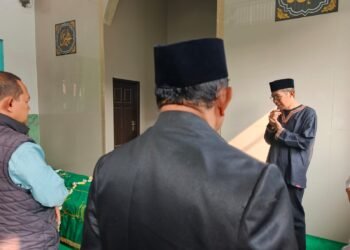 Keluarga Besar KUA Sukaraja Takziah ke Rumah Duka Iis Ropikoh, Pelaksana Pengadministrasi Perkantoran KUA Sukaraja