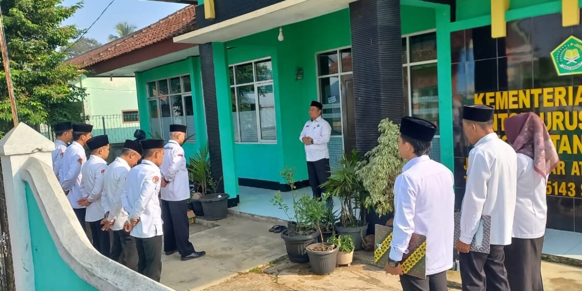 Awali Pekan dengan Disiplin dan Integritas, KUA Nagrak Gelar Apel Pagi