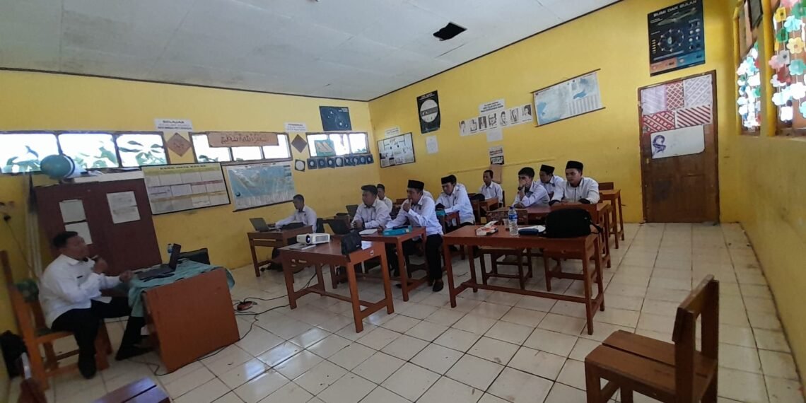 Pengawas Bina MI Kecamatan Ciracap Perkuat Penyusunan Dokumen Kurikulum Berbasis Cinta