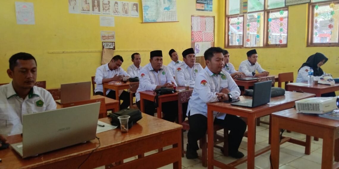 Kepala MI se-Kecamatan Ciracap Perkuat Kompetensi Penyusunan Dokumen Kurikulum Berbasis Cinta