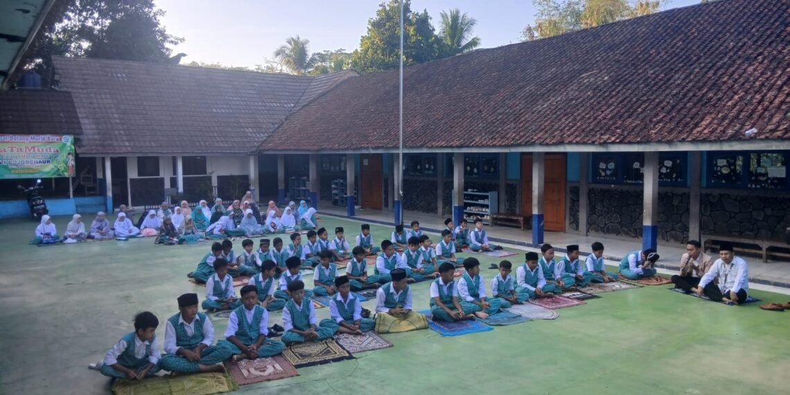 KUA Lengkong Perkuat Pendidikan Karakter melalui Pendampingan Pembiasaan Salat Dhuha di MI Bojonghaur