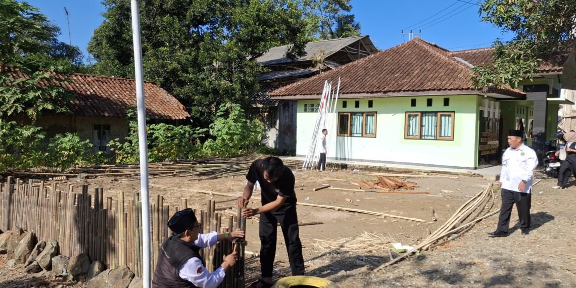 Sambut HUT Ke-81 Kemerdekaan RI, KUA Lengkong Berbenah Ciptakan Lingkungan Kerja yang Asri