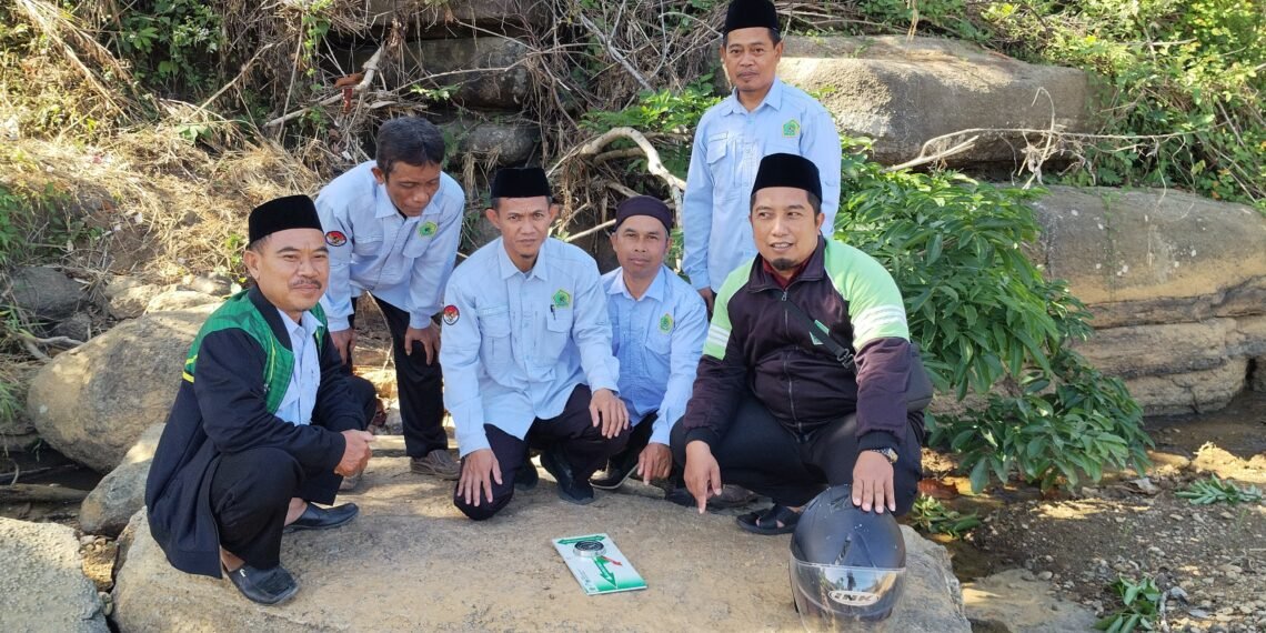 Tim Kalibrasi KUA Ciemas Lakukan Kalibrasi Arah Kiblat di Kampung Cilegok