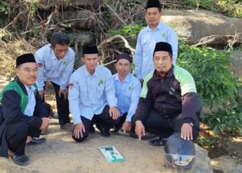 Tim Kalibrasi KUA Ciemas Lakukan Kalibrasi Arah Kiblat di Kampung Cilegok