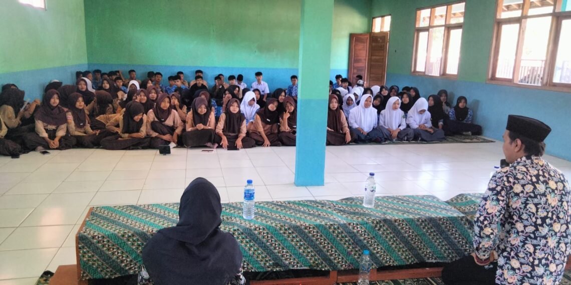 Penyuluh KUA Nyalindung Bekali Siswa MTs dan MA Nur-Rohman melalui Program BRUS
