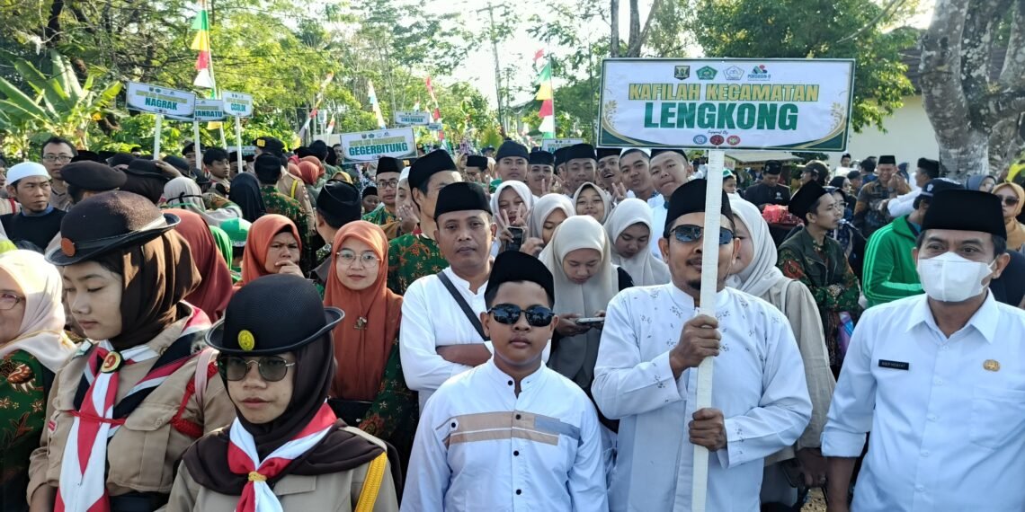 KUA Lengkong Semarakkan Pawai Ta’aruf PORSADIN VIII, Kobarkan Semangat Berprestasi