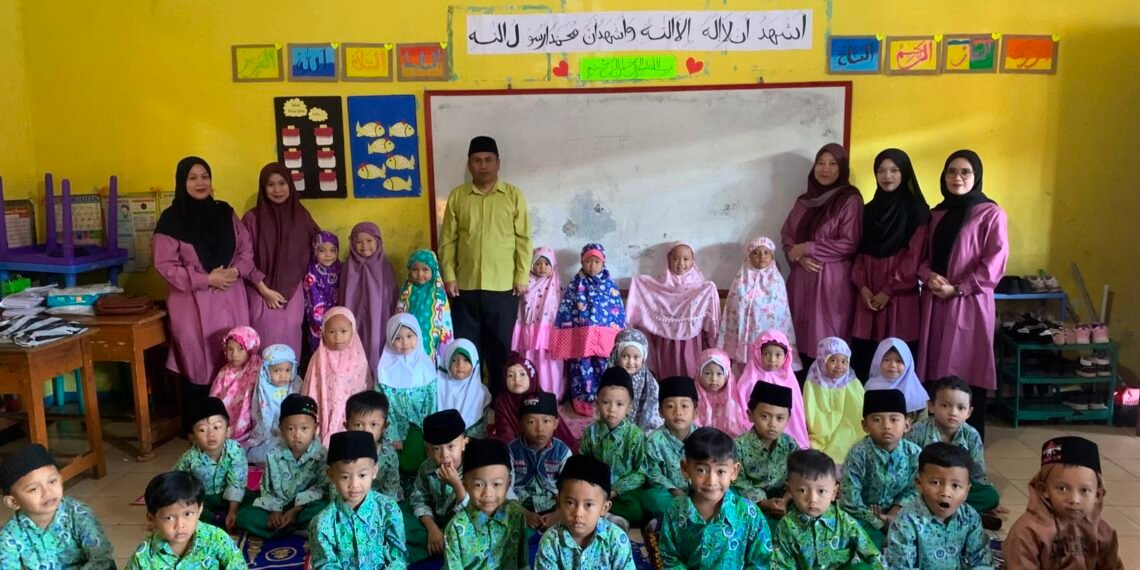 KUA Lengkong Dampingi Praktik Salat Siswa RA Nurul Amal, Tanamkan Nilai Keagamaan Sejak Dini