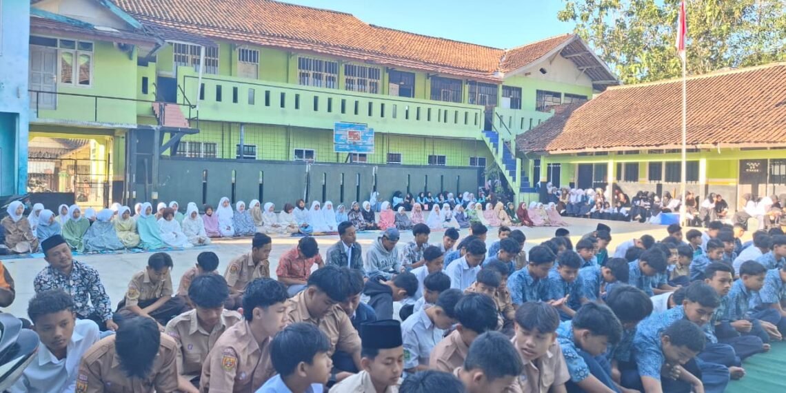 KUA Lengkong Dampingi Pembiasaan Salat Duha untuk Perkuat Karakter Religius Siswa MTs Assobandiyah