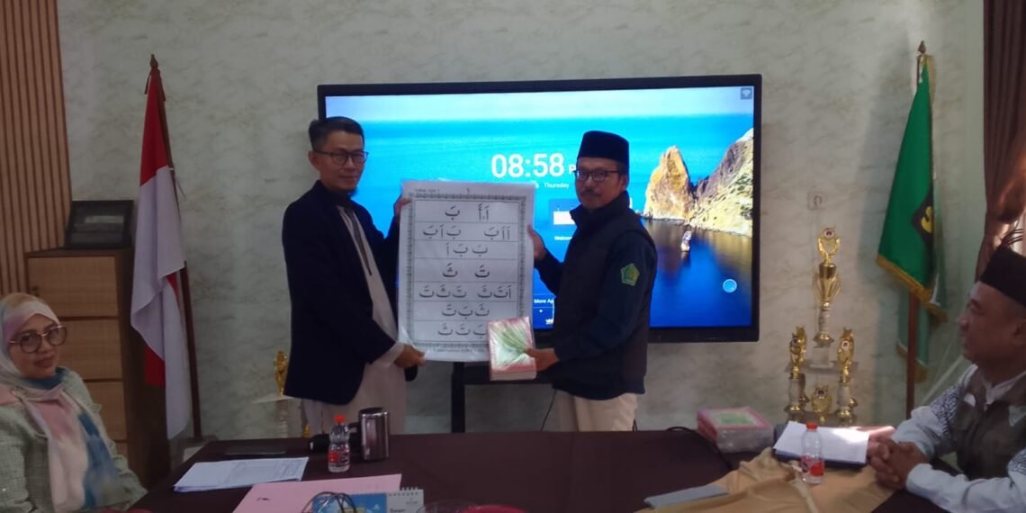 UPZ Kecamatan Sukaraja Salurkan Sarana Pembelajaran BTQ untuk Dukung Literasi Al-Qur’an Siswa