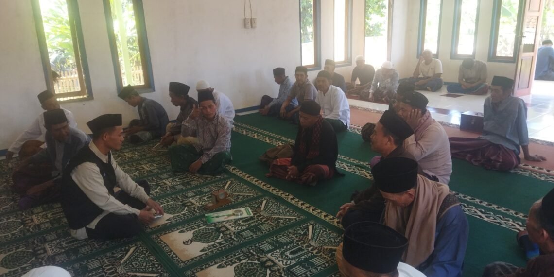 KUA Ciemas Fasilitasi Penyesuaian Arah Kiblat Masjid Jami Cirambutan