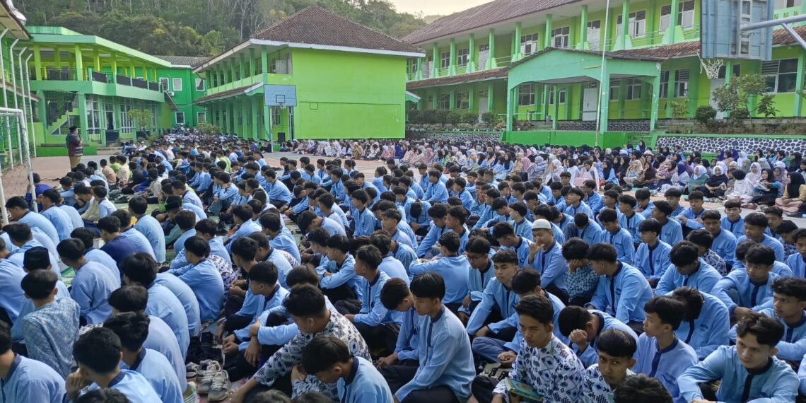Perkuat Nilai Spiritual Peserta Didik, MAN 2 Sukabumi Laksanakan Sholat Dhuha dan Istighosah