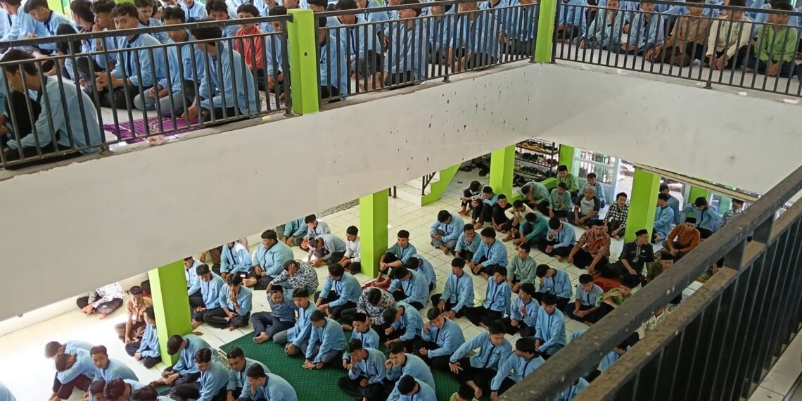 Sholat Jum’at Perdana Perkuat Pembinaan Keagamaan di MAN 2 Sukabumi