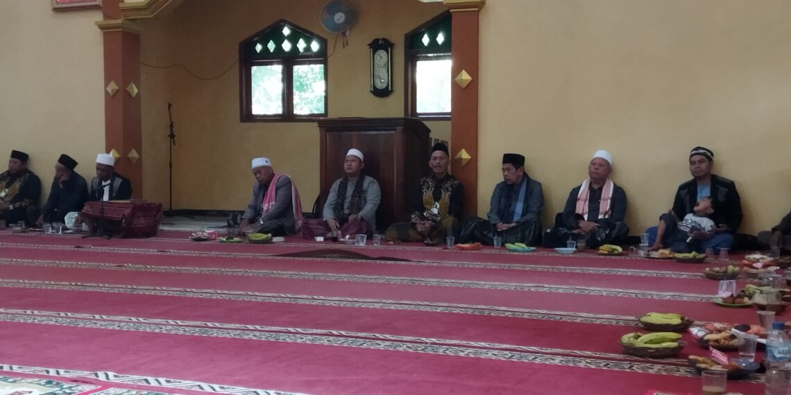 Penyuluh Agama KUA Ciemas Sampaikan Materi Moderasi Beragama pada Pengajian MUI Saba Desa