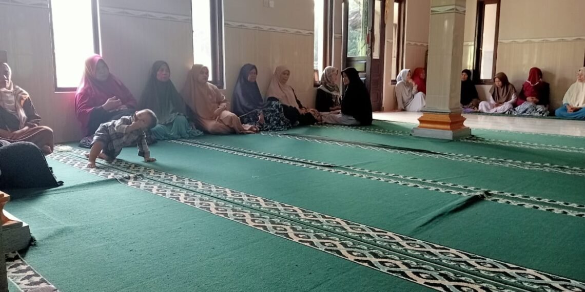 Penyuluh Agama KUA Lengkong Sampaikan Materi Keluarga Sakinah pada Bimluh Majelis Taklim Baiturrahim