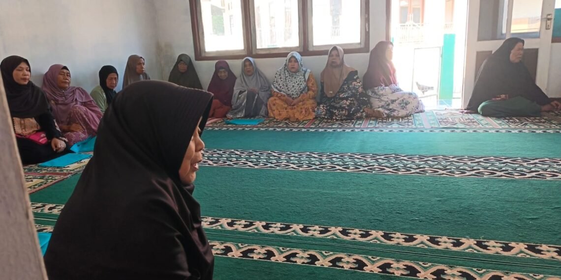 Penyuluh Agama KUA Lengkong Berikan Bimbingan Penyuluhan tentang Ibadah Haji dan Umrah kepada Jemaah Majelis Taklim