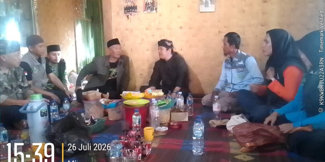 Penyuluh Agama Islam KUA Cisolok Bersama Lembaga Keagamaan Salurkan Bantuan bagi Korban Kebakaran Kampung Adat Cipta Mulya