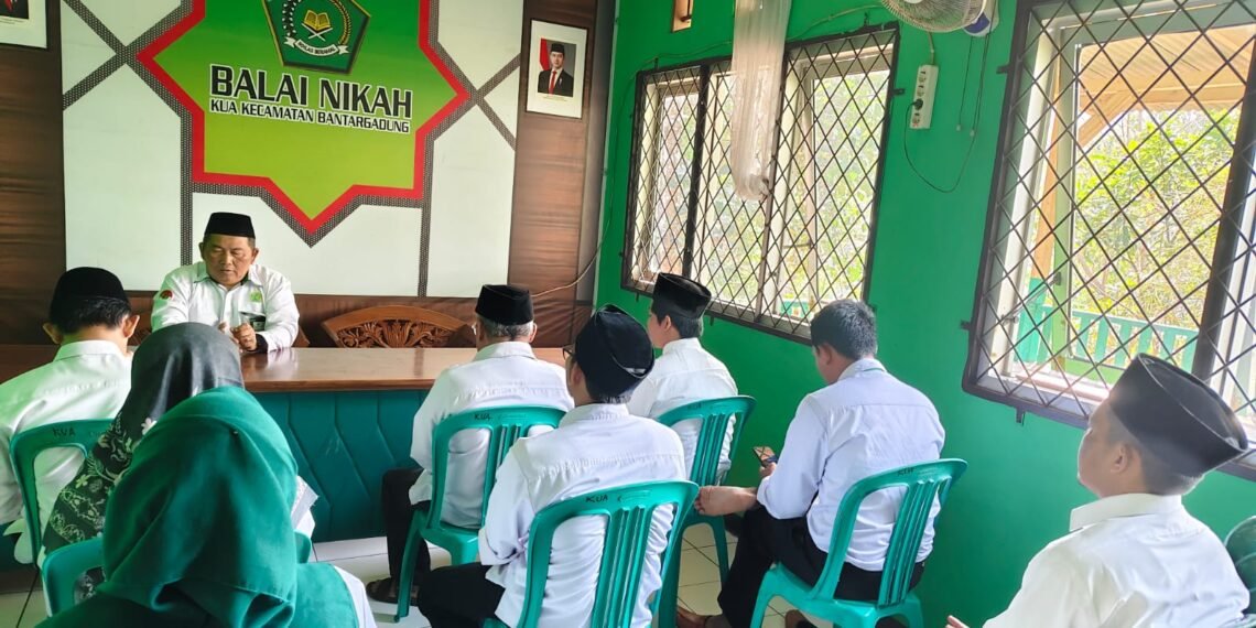 KUA Bantargadung Gelar Apel Pagi, Pembinaan Pegawai, dan Evaluasi Kinerja Triwulan II