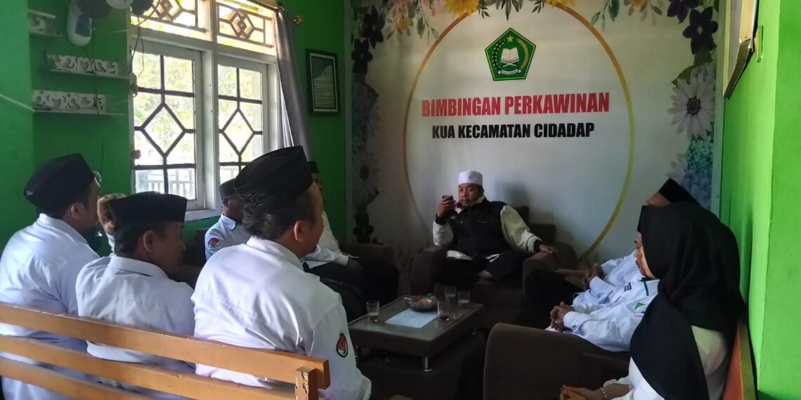 Kepala KUA Cidadap Berikan Pembinaan Peningkatan Kapasitas Kinerja Pegawai