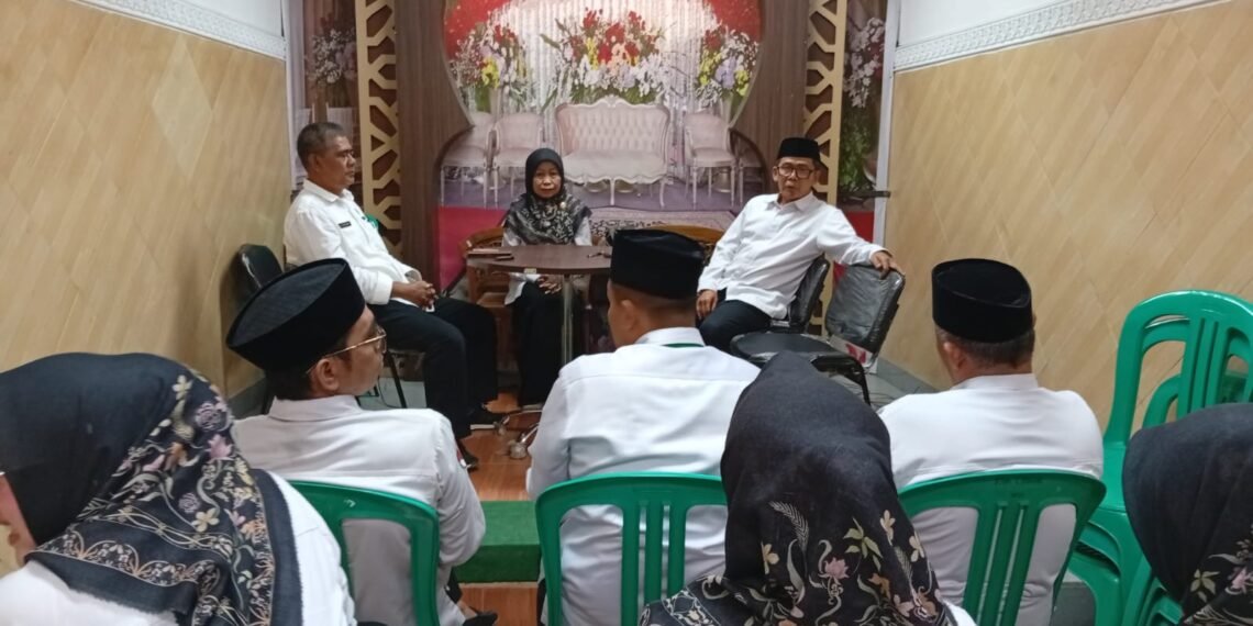 Kepala KUA Cibadak Berikan Pembinaan untuk Tingkatkan Kinerja dan Kapasitas Penyuluh Agama Islam
