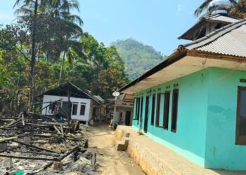 KUA Cisolok Salurkan Bantuan ke Kasepuhan Cipta Mulya, Musala Tetap Berdiri di Tengah Musibah