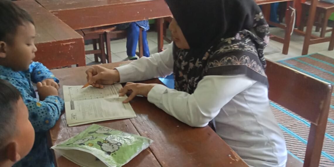 Penyuluh Agama Islam KUA Sukalarang Tanamkan Nilai Keislaman Sejak Dini di PAUD Anggrek