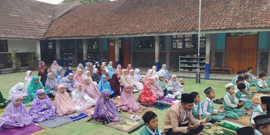 KUA Lengkong Dampingi Pembiasaan Membaca Surat Yasin di MI Bojonghaur, Wujud Implementasi Kurikulum Berbasis Cinta