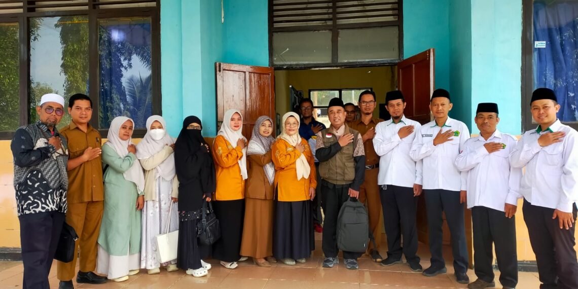KUA Purabaya Bersama DRM Kabupaten Sukabumi Salurkan Wakaf Iqra Klasikal untuk Dukung Peningkatan Mutu Pendidikan Al-Qur’an