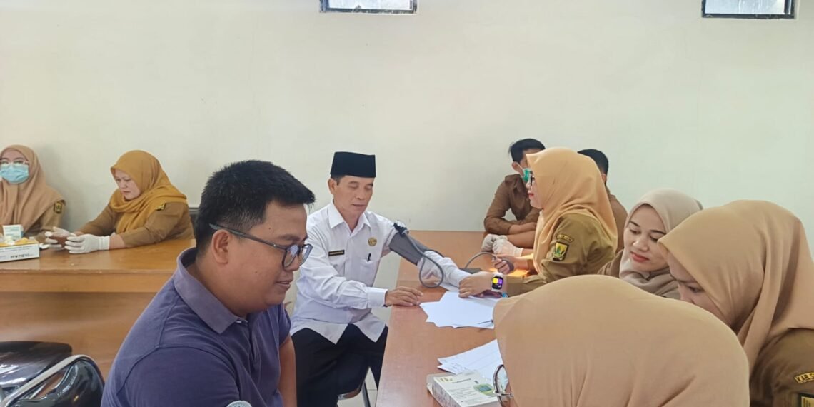 KUA Sagaranten Dukung Program Bupati, Kepala KUA dan Penyuluh Agama Ikuti Cek Kesehatan Gratis