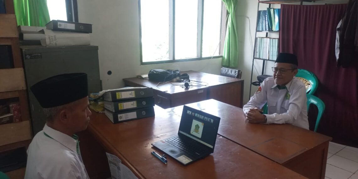 Kepala KUA Cikidang Awasi Tahap Wawancara Uji Kompetensi Penyuluh Agama Islam