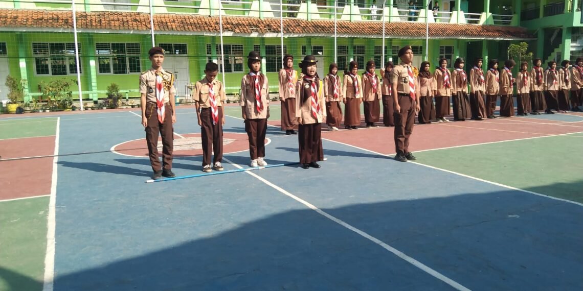 Latihan Perdana Pramuka MAN 2 Sukabumi Diawali Upacara Pindah Golongan Penggalang ke Penegak