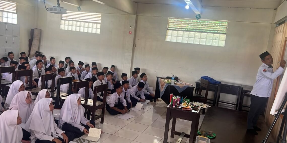 Penyuluh Agama KUA Cibadak Berikan Bimbingan BTQ dan Pengembangan Seni Kaligrafi di Pesantren Raudhatun Nur