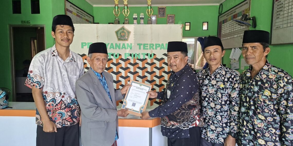 Penyerahan SK Majelis Taklim Nuril Anwar, KUA Cibitung Perkuat Legalitas Pembinaan Keagamaan Masyarakat